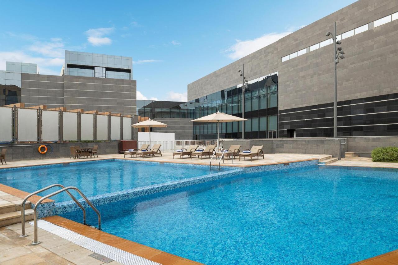 Crowne Plaza Riyadh - Rdc Hotel & Convention By Ihg Екстериор снимка The swimming pool at the hotel