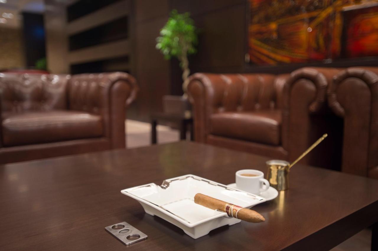 Crowne Plaza Riyadh - Rdc Hotel & Convention By Ihg Екстериор снимка A cigar ashtray