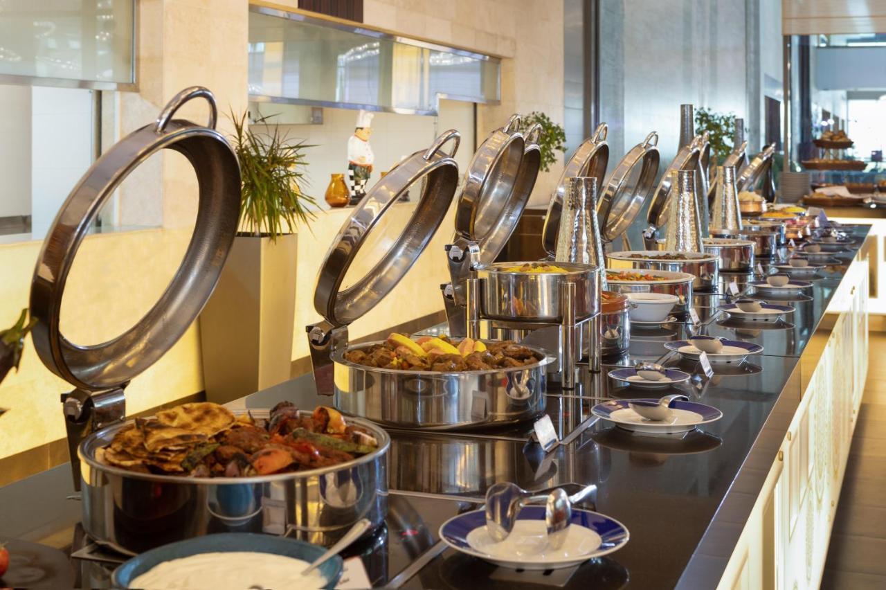 Crowne Plaza Riyadh - Rdc Hotel & Convention By Ihg Екстериор снимка A buffet at a hotel