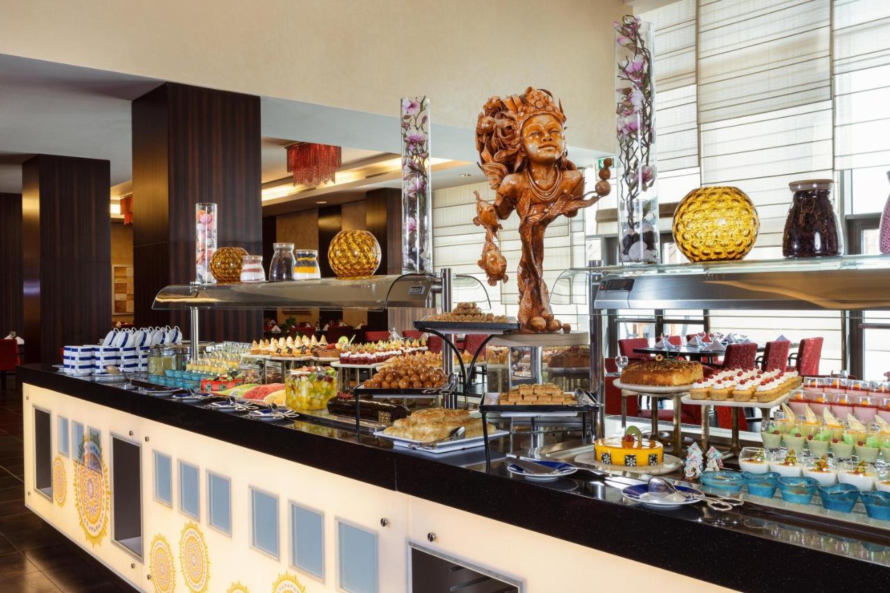 Crowne Plaza Riyadh - Rdc Hotel & Convention By Ihg Екстериор снимка A buffet at a hotel