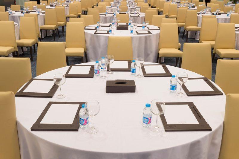 Crowne Plaza Riyadh - Rdc Hotel & Convention By Ihg Екстериор снимка A table set for a meeting